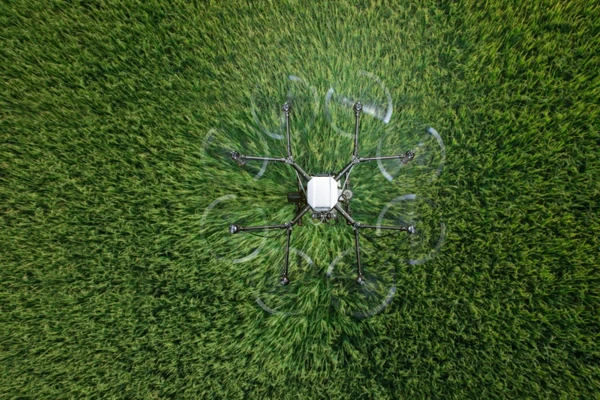 Drone-Agricole Drone agricole volant sur un champ d'herbe